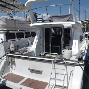Yach Boat Hotel en barco Barcelona